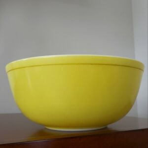 PYREX Nesting Mixing Bowl Vintage Beauty Yellow 404 4 qt.